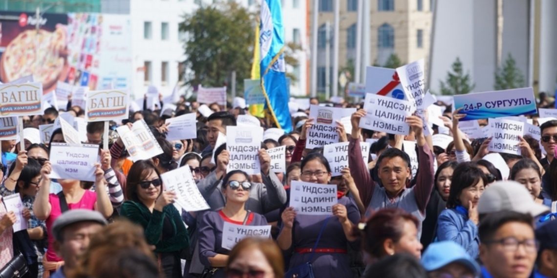 Багш нар цалингийн бодитой нэмэгдлийн шаардлагад дорвитой хариу өгөхгүй бол ажил хаяна гэв