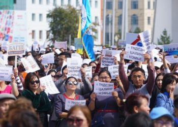 Багш нар цалингийн бодитой нэмэгдлийн шаардлагад дорвитой хариу өгөхгүй бол ажил хаяна гэв