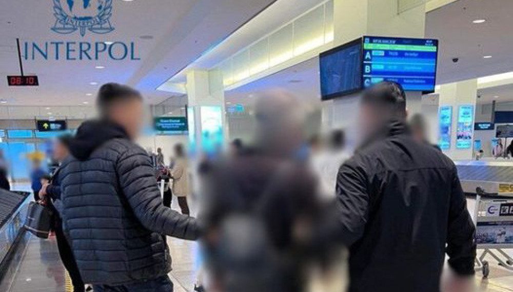 Иргэдийг залилсан этгээдийг Интерполоор эрэн сурвалжилж, Турк улсаас албадан авчирлаа