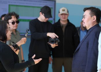 Ерөнхий сайд Г.Занданшатар ширээ, сандалгүй сургуулиудын асуудлыг богино хугацаанд шийдвэрлэхийг үүрэг болголоо