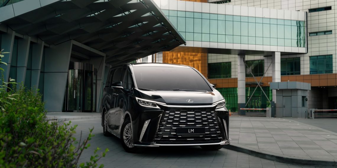 Лексусын хамгийн тансаг автомашин – LM350h Монголд анх удаа