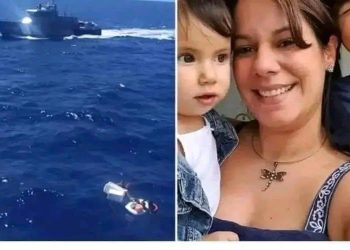 Хөлөг онгоц нь осолдож задгай далайд хаягдсан эмэгтэй хүүхдүүдээ хөхөөрөө хооллож явсаар аварч, өөрөө амь эрсэджээ