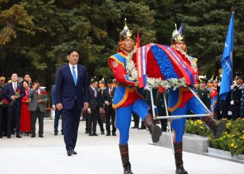 Амь үрэгдсэн дайчдад зориулсан дурсгалын хөшөөнд хүндэтгэл үзүүлж, цэцэг өргөлөө