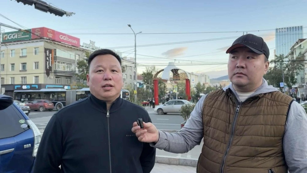 Их дэлгүүрийн өмнөх лед дэлгэцийн зориулалттай баганын оронд баримал барьсныг буулгана