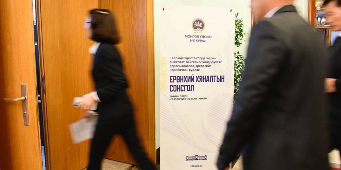 Халзан бүрэгтэй ордын ашиглалт, байгаль орчинд үзүүлэх сөрөг нөрөөллийг хэлэлцэх хяналтын сонсгол эхэллээ