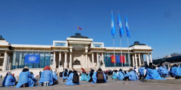 Эрүүл мэндийн салбарын ажилтнууд ажил хаяхаар болжээ