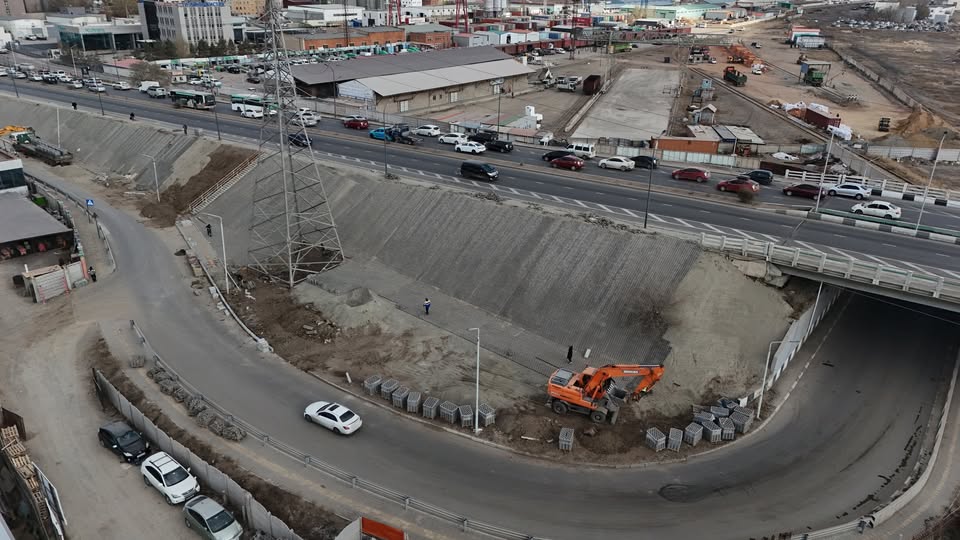 Гурвалжингийн гүүрний налууг эко хавтангаар хучиж байна