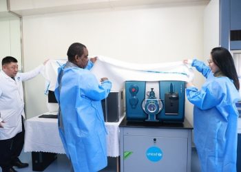 Хүүхдээс нэг дусал цус авч, 25–30 төрлийн бодисын солилцооны эмгэг илрүүлдэг болно