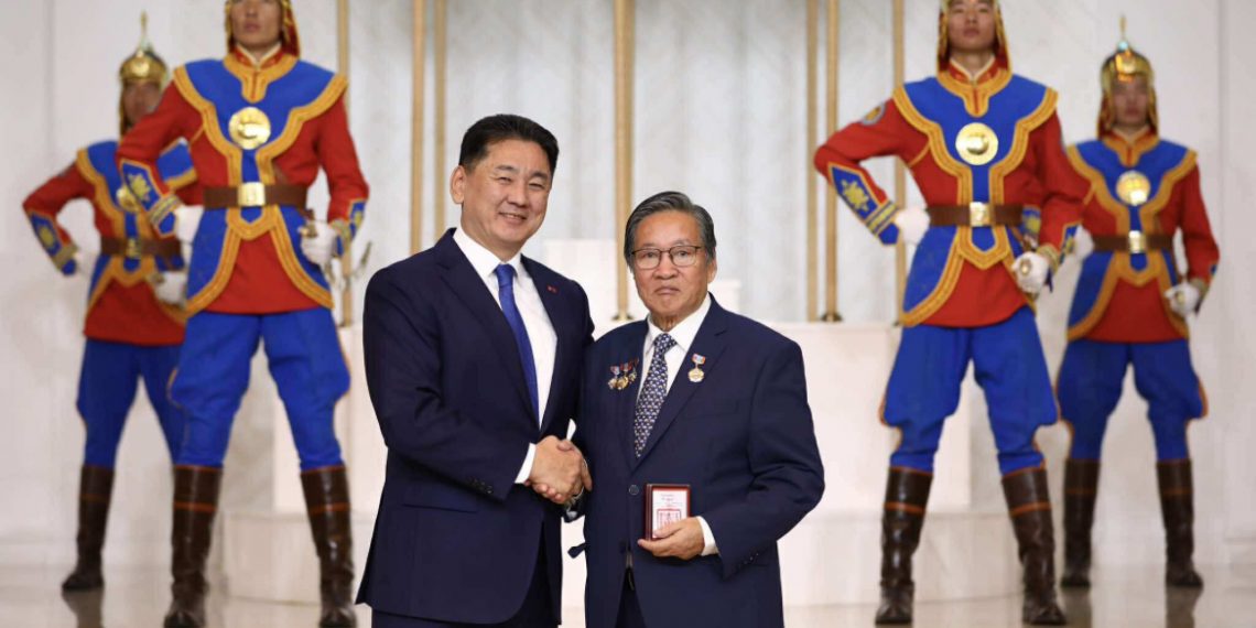 Бөөр, элэг шилжүүлэн суулгах аргыг нэвтрүүлж, нутагшуулсан Д.Нямсүрэн, О.Сэргэлэн нарт Ардын эмч цол хүртээлээ