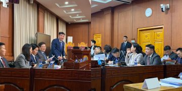 Ерөнхий сайдыг огцруулсан нь Үндсэн хуульд нийцсэн эсэх маргааныг шийдвэрлэхээр Цэц хуралдаж байна