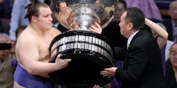 Мэргэжлийн сүмогийн дээд зиндаанд анх удаа украин бөх түрүүллээ