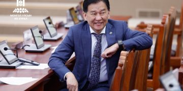 Ц.Даваасүрэн: Нэг бол Үндсэн хуулийг хийсэн хүмүүс тэнэг байсан байна. Нэг бол бид тэнэгэрсэн байна