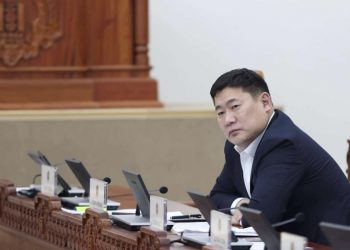 “Бараг 20 жил гацсан төслөө буцаагаад зогсооё гэж байгаа бол тэгье л дээ”