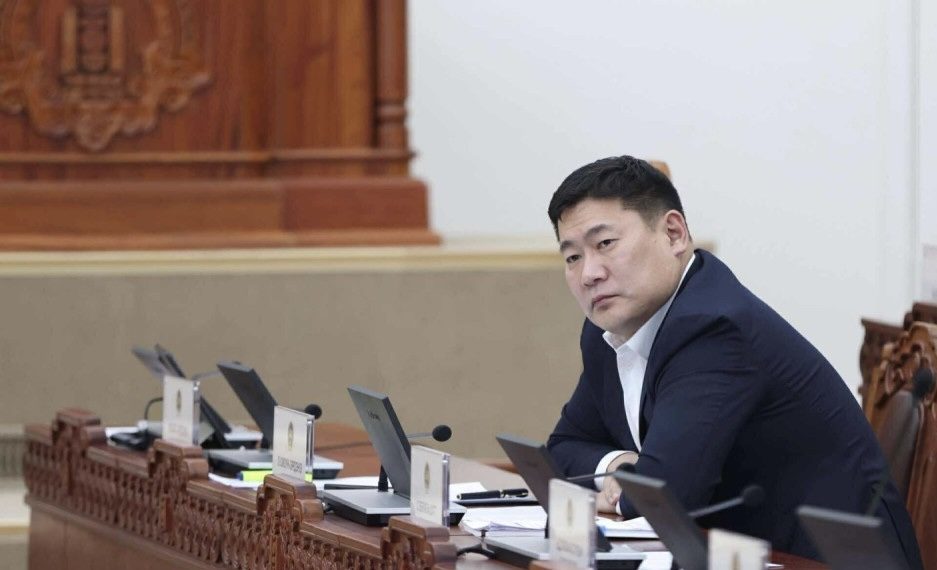 “Бараг 20 жил гацсан төслөө буцаагаад зогсооё гэж байгаа бол тэгье л дээ”