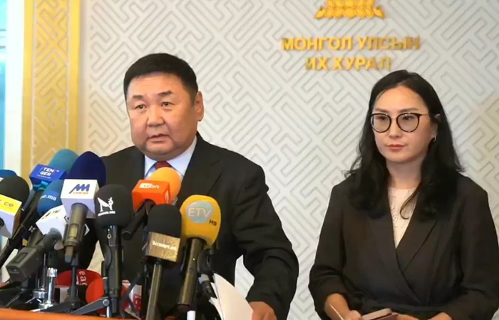 Л.Оюун-Эрдэнэ таван жил Ерөнхий Сайд байхдаа Ухаа худагаа шийдэхгүй яасан юм бэ? Захиралтай нь 7 хоног болгон уулздаг байсан шүү дээ