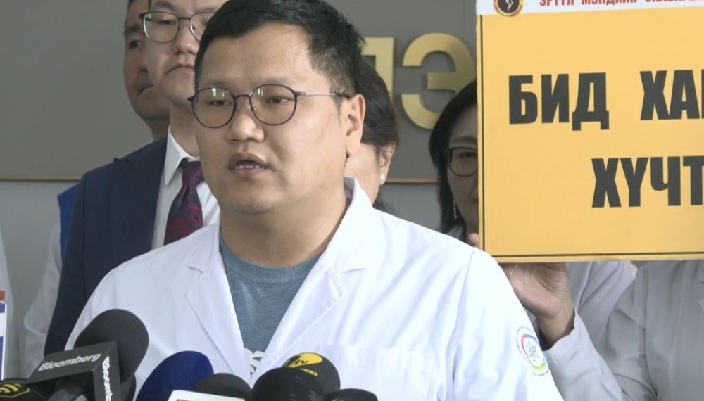 “Эрүүл мэндийн салбарынхан ажил хаяж чадахгүй гэж бодвол эндүүрэл шүү. Цалинг 3.5 сая болго”