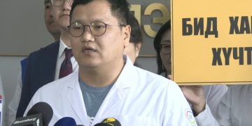 “Эрүүл мэндийн салбарынхан ажил хаяж чадахгүй гэж бодвол эндүүрэл шүү. Цалинг 3.5 сая болго”