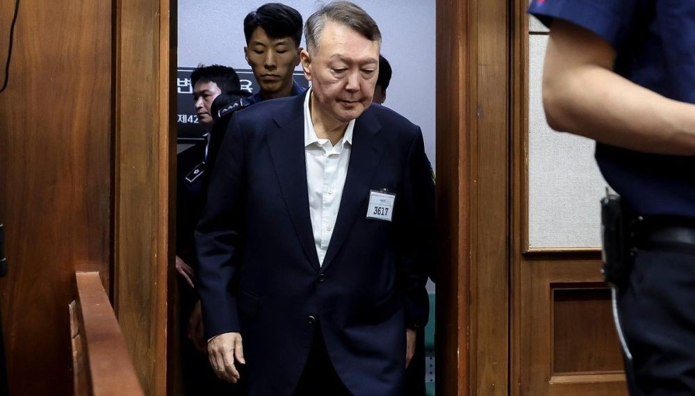 Юн Сок Ёлийг “дайсандаа тусалсан” хэрэгт буруутгалаа