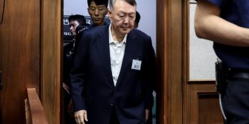 Юн Сок Ёлийг “дайсандаа тусалсан” хэрэгт буруутгалаа