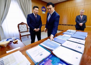 Шадар сайд С.Амарсайхан Х.Ганхуягт ажлаа хүлээлгэн өглөө