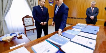 Шадар сайд С.Амарсайхан Х.Ганхуягт ажлаа хүлээлгэн өглөө