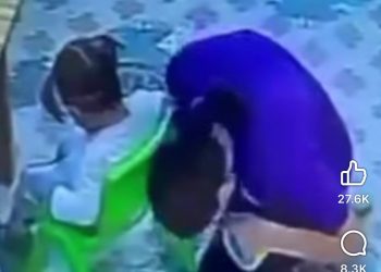 Хүүхдүүдийг сандалтай нь скочдсон багшийг шалгаж байна