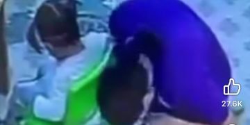 Хүүхдүүдийг сандалтай нь скочдсон багшийг шалгаж байна