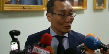 Парламент бол олон намын төлөөллийн талбар учраас намын лидер нь үсэрч гарч ирээд спикерийн алх бариад суувал мэтгэлцээн өрнөх боломж алдагдана