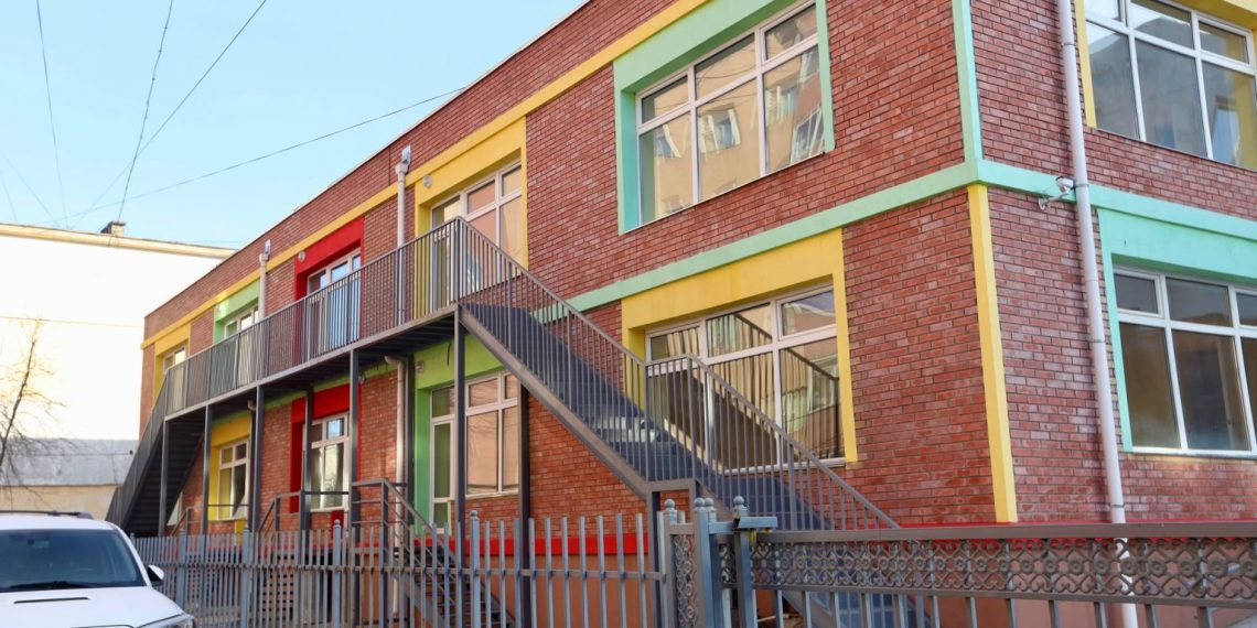 Сандал, ширээ байхгүй 12 сургууль байна