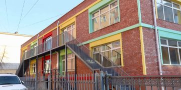 Сандал, ширээ байхгүй 12 сургууль байна