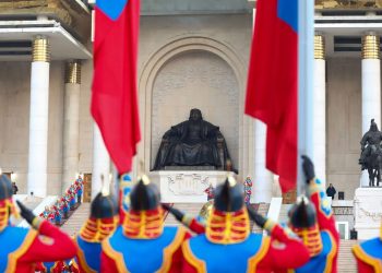 Төрийн далбааг мандуулж, Их цагаан тугийг цэнгүүллээ