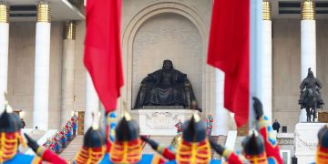 Төрийн далбааг мандуулж, Их цагаан тугийг цэнгүүллээ