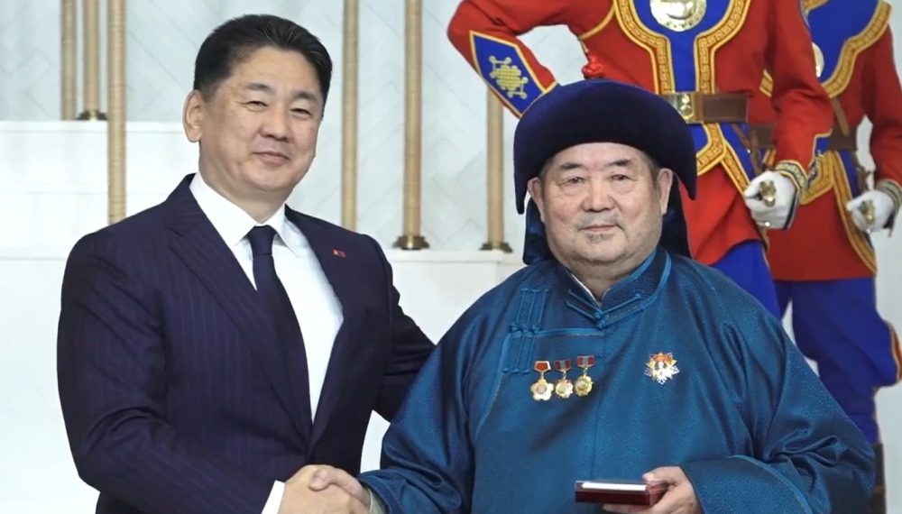 Хэл шинжлэлийн ухааны доктор, профессор С.Дуламд Хөдөлмөрийн баатар цол хүртээлээ