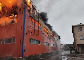 Улаангом хотын “Шинэ Улаангом” худалдааны төвд гарсан галыг унтраахаар ажиллаж байна