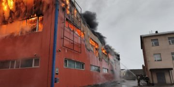 Улаангом хотын “Шинэ Улаангом” худалдааны төвд гарсан галыг унтраахаар ажиллаж байна