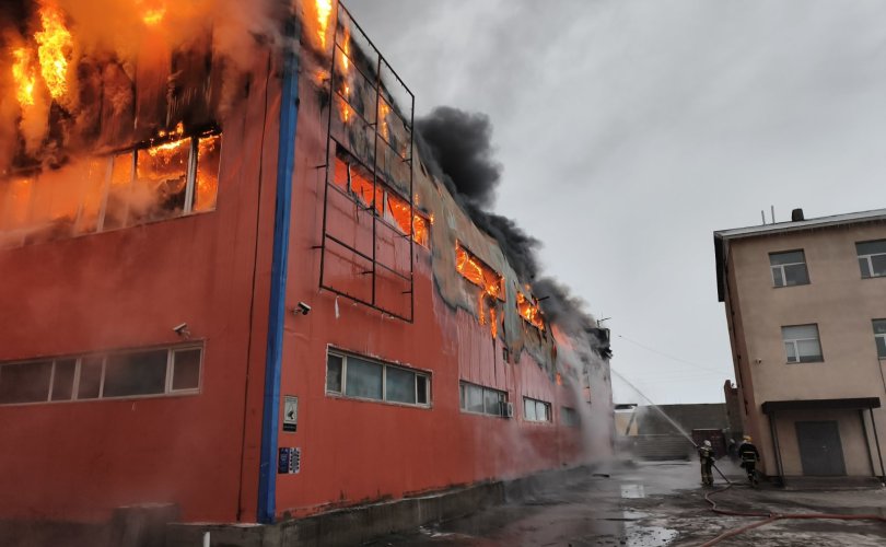 Улаангом хотын “Шинэ Улаангом” худалдааны төвд гарсан галыг унтраахаар ажиллаж байна