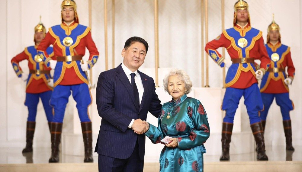 Бурaтиногийн дүрээр ард түмэндээ хүндлэгдсэн жүжигчин О.Норолхоо МУГЖ боллоо