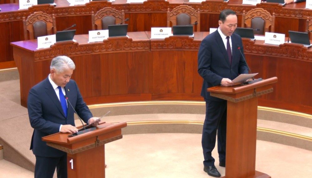 Ж.Энхбаяр, М.Бадамсүрэн сайд нар тангаргаа өргөж байна