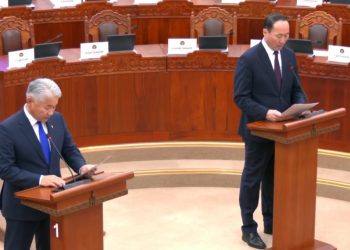 Ж.Энхбаяр, М.Бадамсүрэн сайд нар тангаргаа өргөж байна