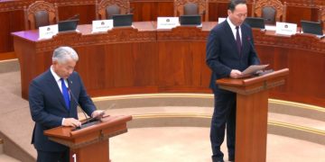 Ж.Энхбаяр, М.Бадамсүрэн сайд нар тангаргаа өргөж байна