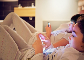 Европын холбоо: 16-аас доош насны хүүхдийн цахим хэрэглээг хязгаарлахыг уриалав