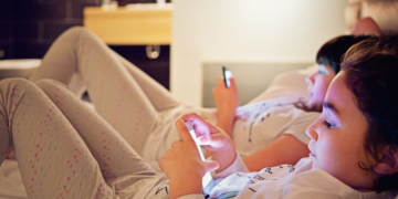 Европын холбоо: 16-аас доош насны хүүхдийн цахим хэрэглээг хязгаарлахыг уриалав