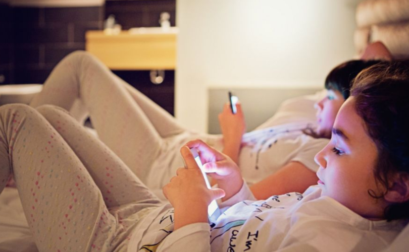 Европын холбоо: 16-аас доош насны хүүхдийн цахим хэрэглээг хязгаарлахыг уриалав