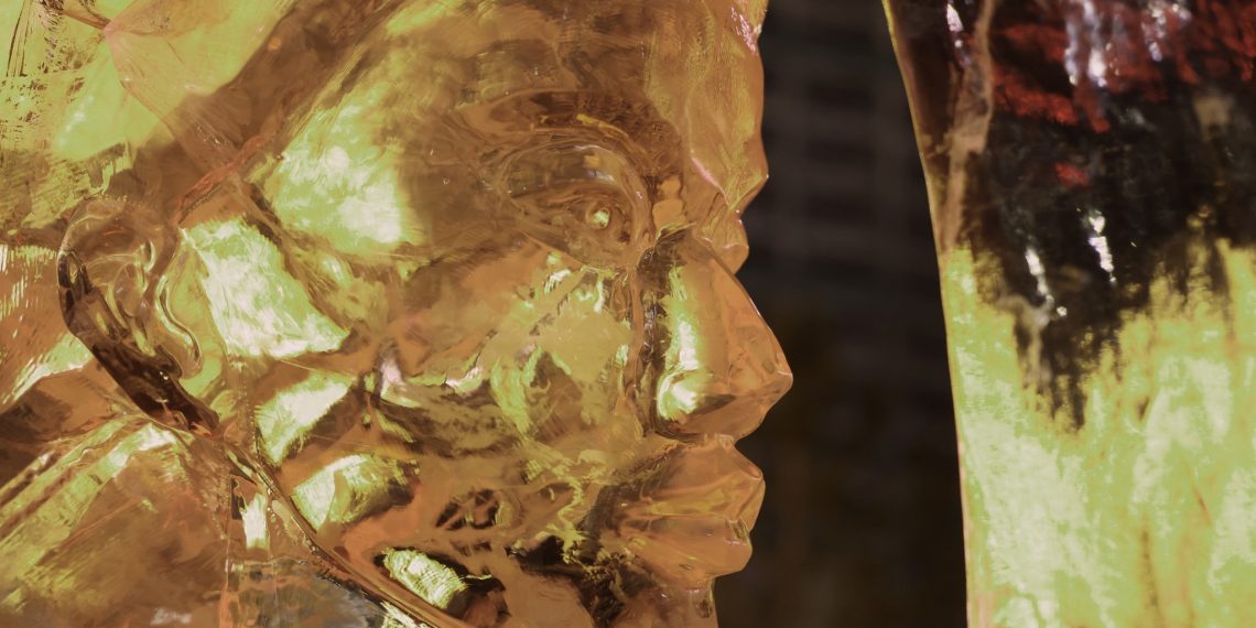 Фото: Төв цэнгэлдэхийн гадаах мөсөн урлан