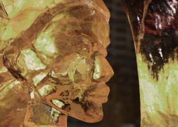 Фото: Төв цэнгэлдэхийн гадаах мөсөн урлан