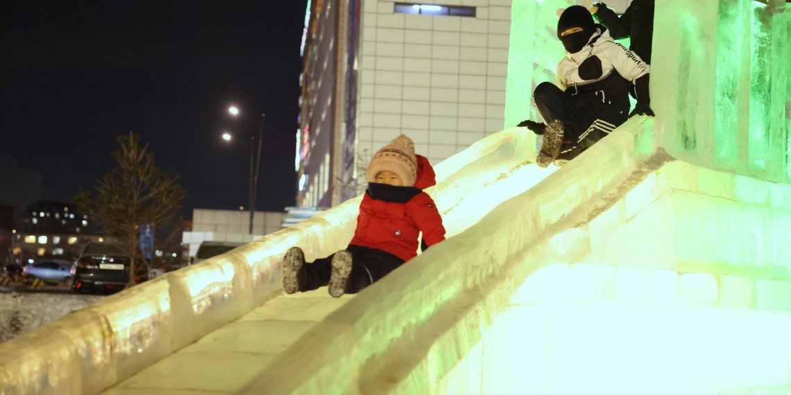 Фото: Төв цэнгэлдэхийн гадаах мөсөн урлан
