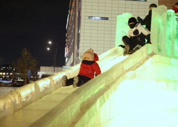 Фото: Төв цэнгэлдэхийн гадаах мөсөн урлан