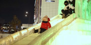 Фото: Төв цэнгэлдэхийн гадаах мөсөн урлан