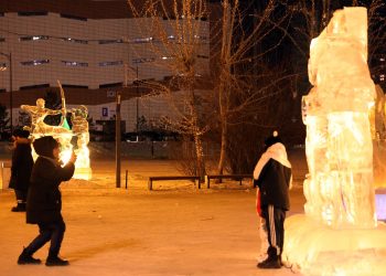 Фото: Төв цэнгэлдэхийн гадаах мөсөн урлан