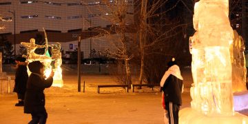 Фото: Төв цэнгэлдэхийн гадаах мөсөн урлан